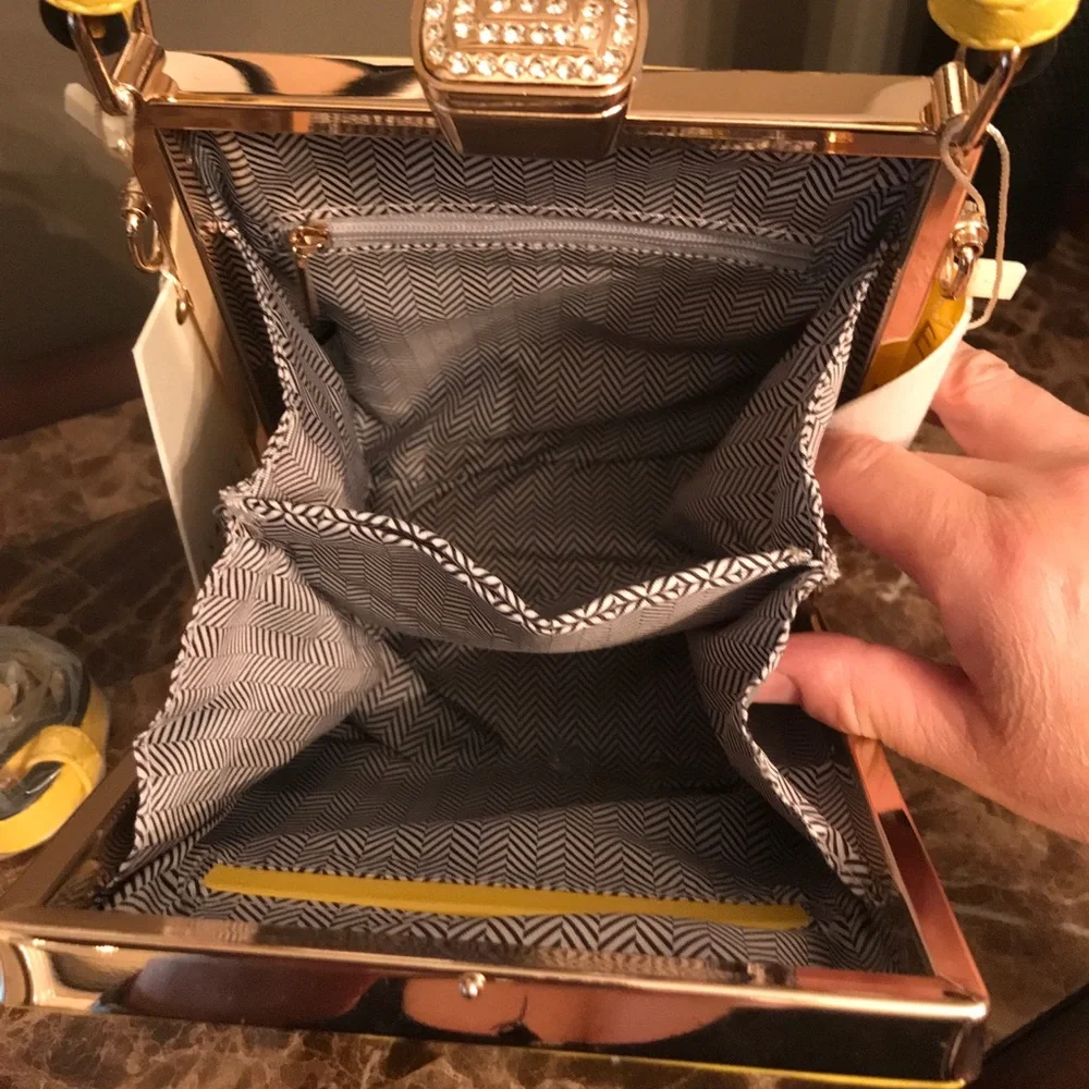 🆕 Beautiful unique Vegan leather purse. - Picture 6 of 8